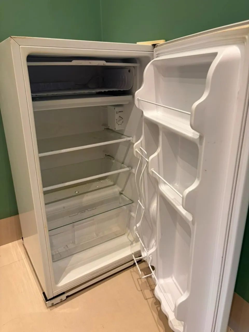Frigobar Midea branco, 95 litros, perfeito - Foto 3