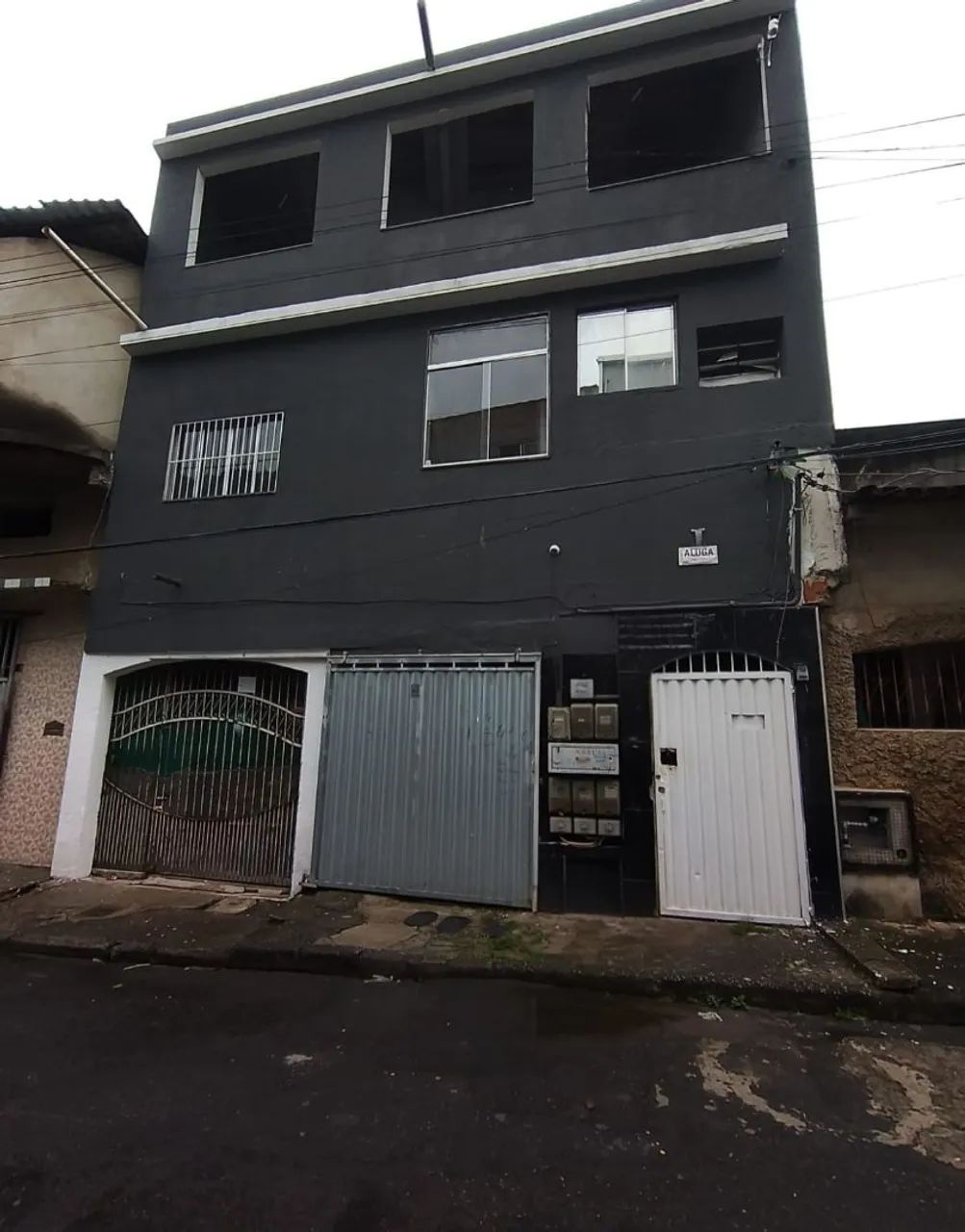 Prédio com 6 apartamentos mais 1 sobrado muito barato