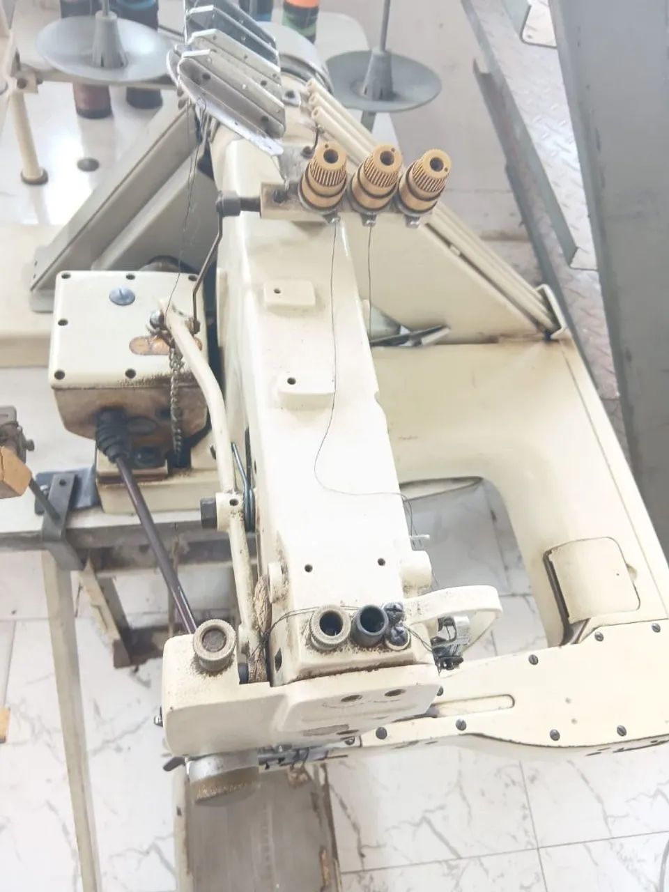 Máquina industrial de braço fechadeira, três agulhas, ideal para fechar bermudas e calças. - Foto 2