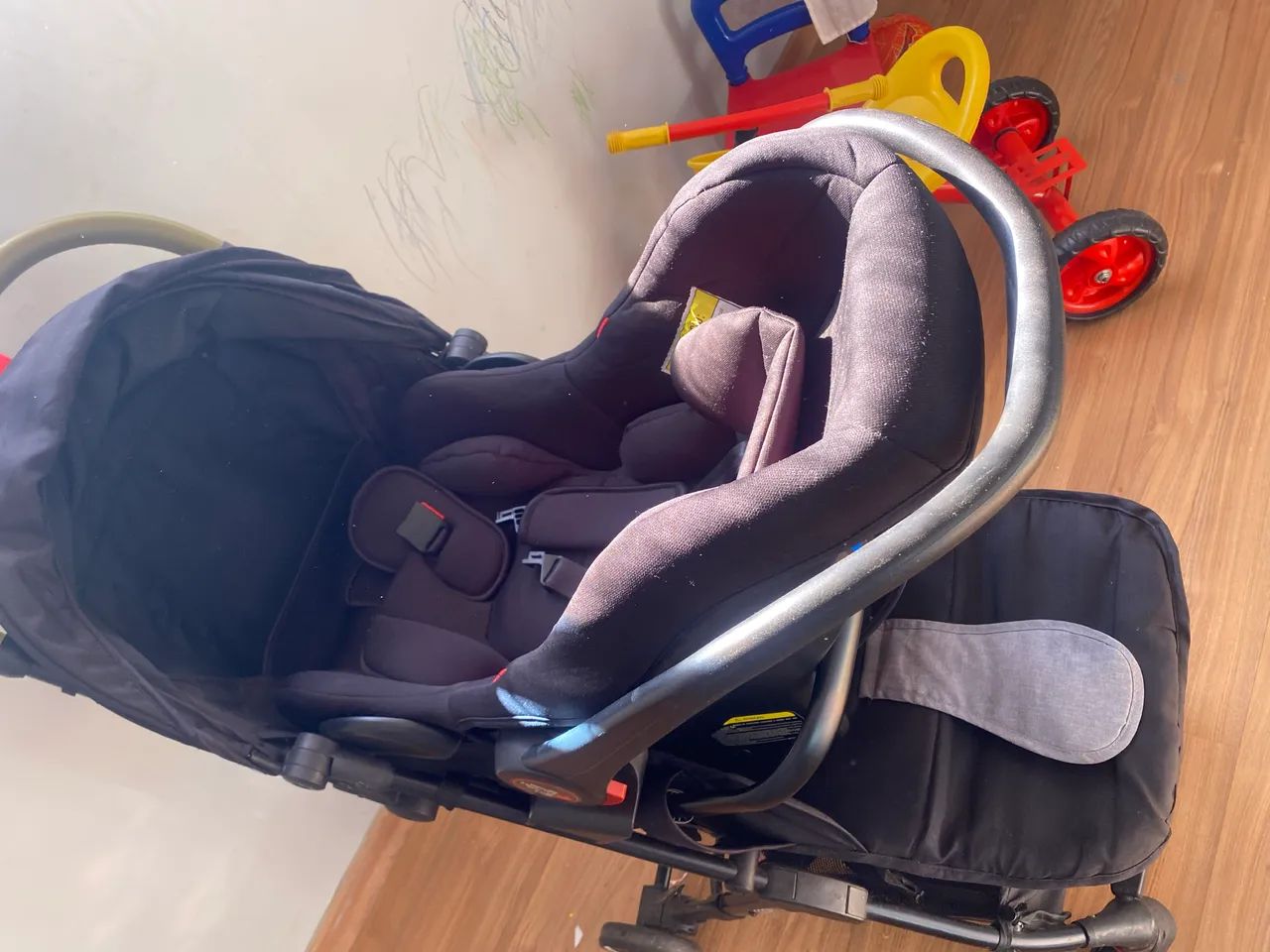 Carrinho de bebê com bebê conforto  - Foto 5