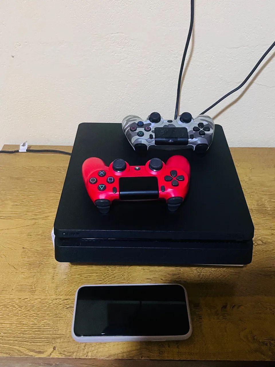PS4 slim 1TB com 2 controles e 8 jogos 