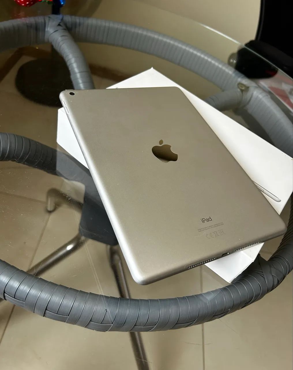 iPad 8ª geração 128 GB Prata semi-novo - Foto 3