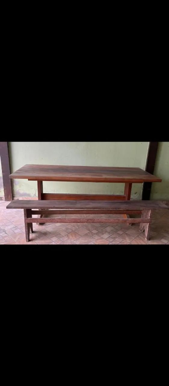Mesa de madeira grande com dois bancos 