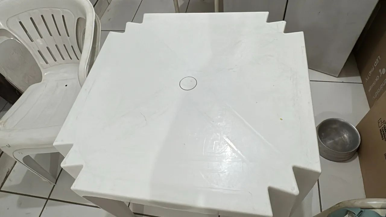 Mesa e duas mesas de plástico 