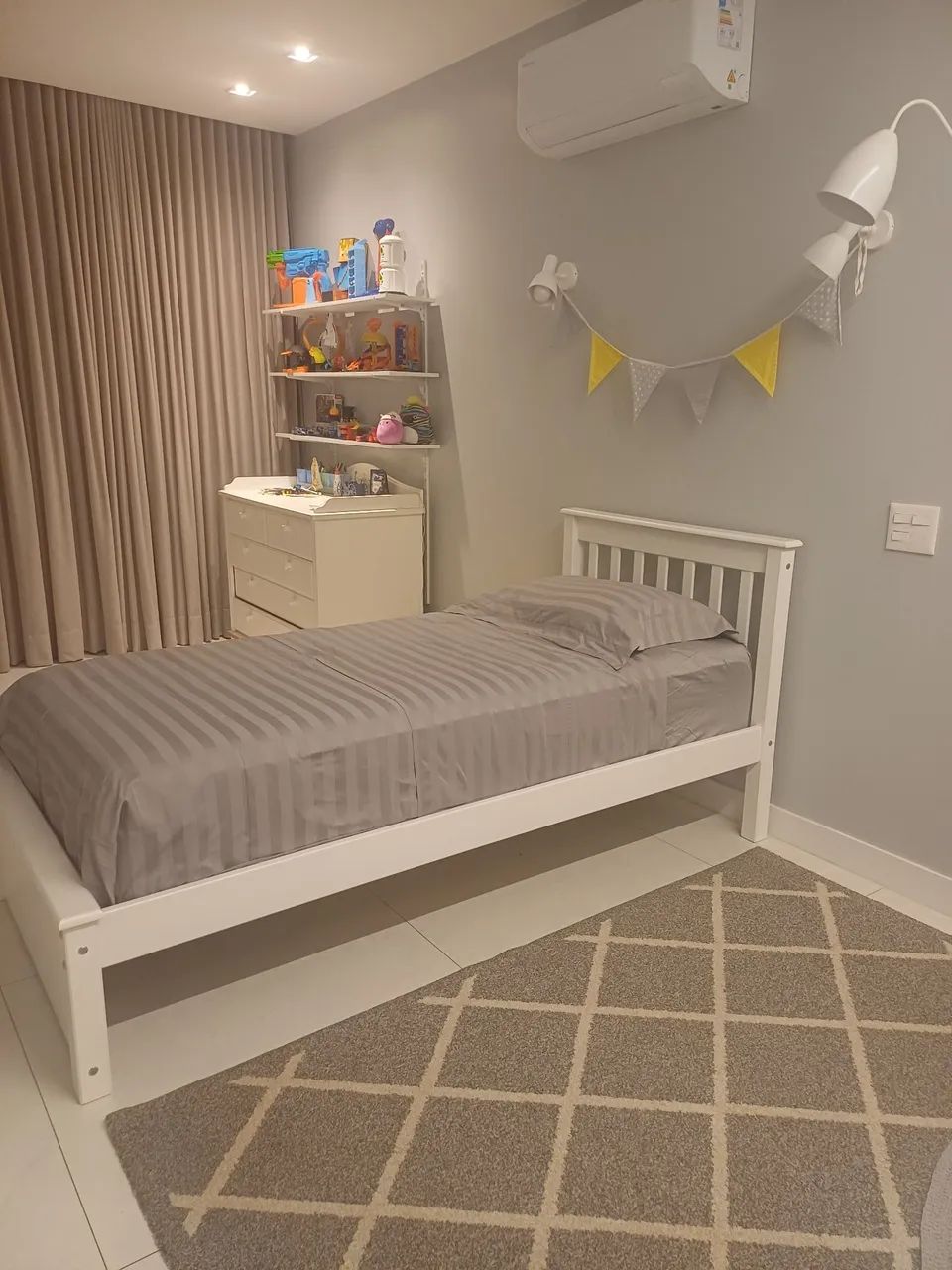 Cama branca infantil com auxiliar 