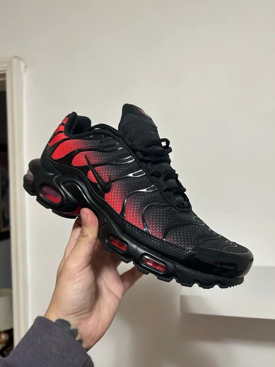 air max plus black red
