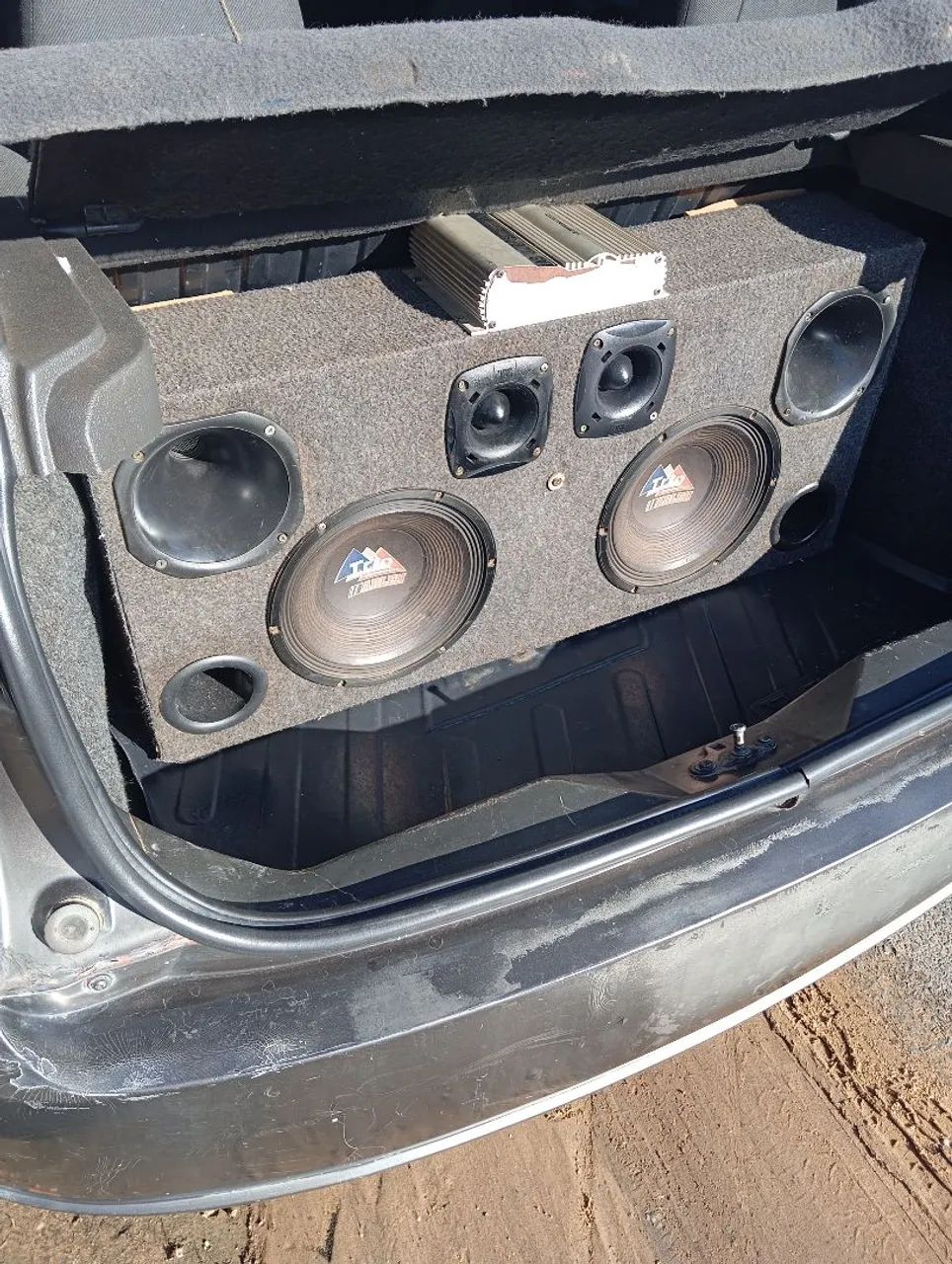 Caixa de som automotivo 