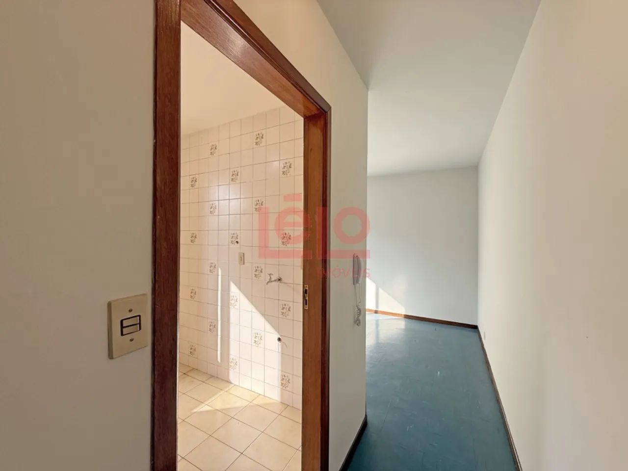 Apartamento de 2 quartos para alugar na Zona 07 em Maringá, com garagem coberta e próximo  - Foto 2