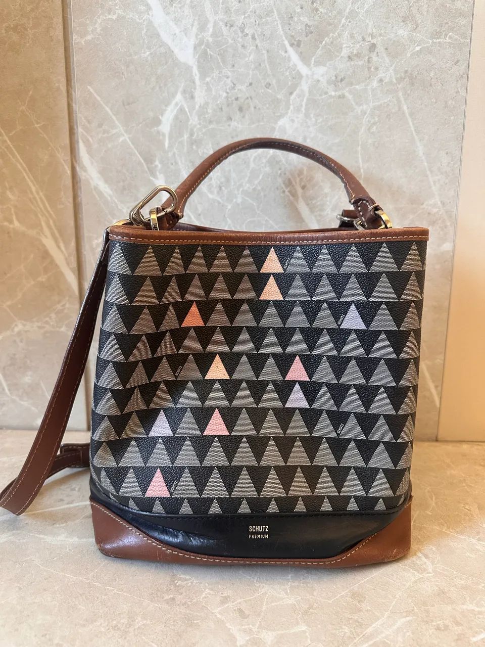 Bolsa Schutz Mini Tote Emma Neo Triagle Marrom  - Foto 2