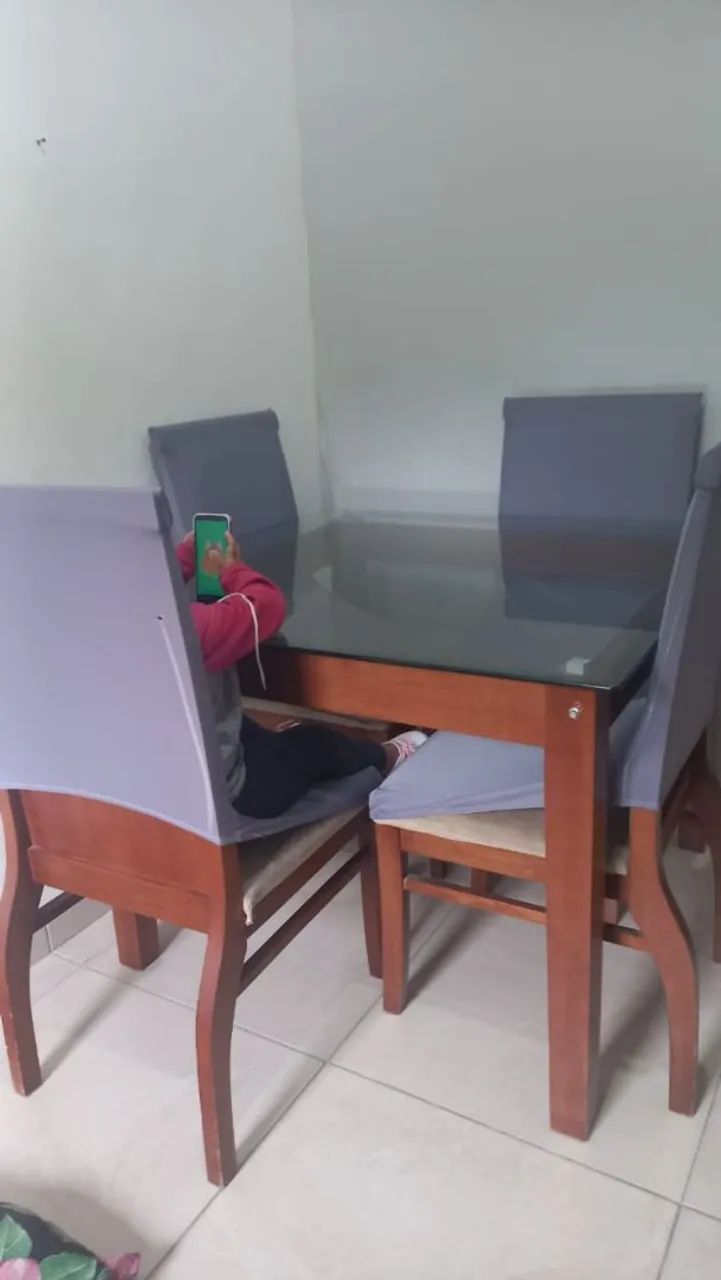 Mesa quadrada com tampo de vidro e 4 cadeiras - Foto 3