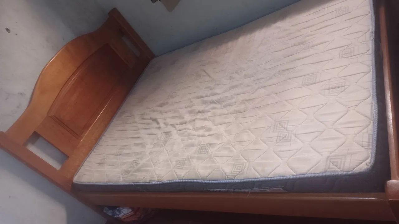 Cama de madeira acompanha colchão 
