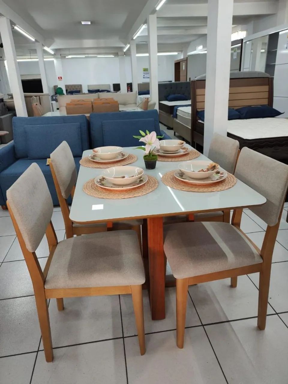 Mesa Zurique quatro cadeiras 
