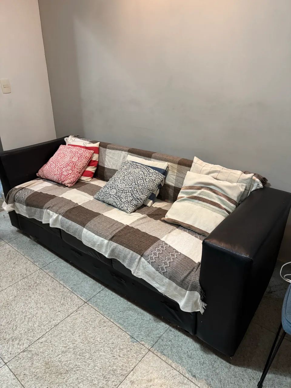 Vendo sofá de couro 3 lugares  - Foto 3