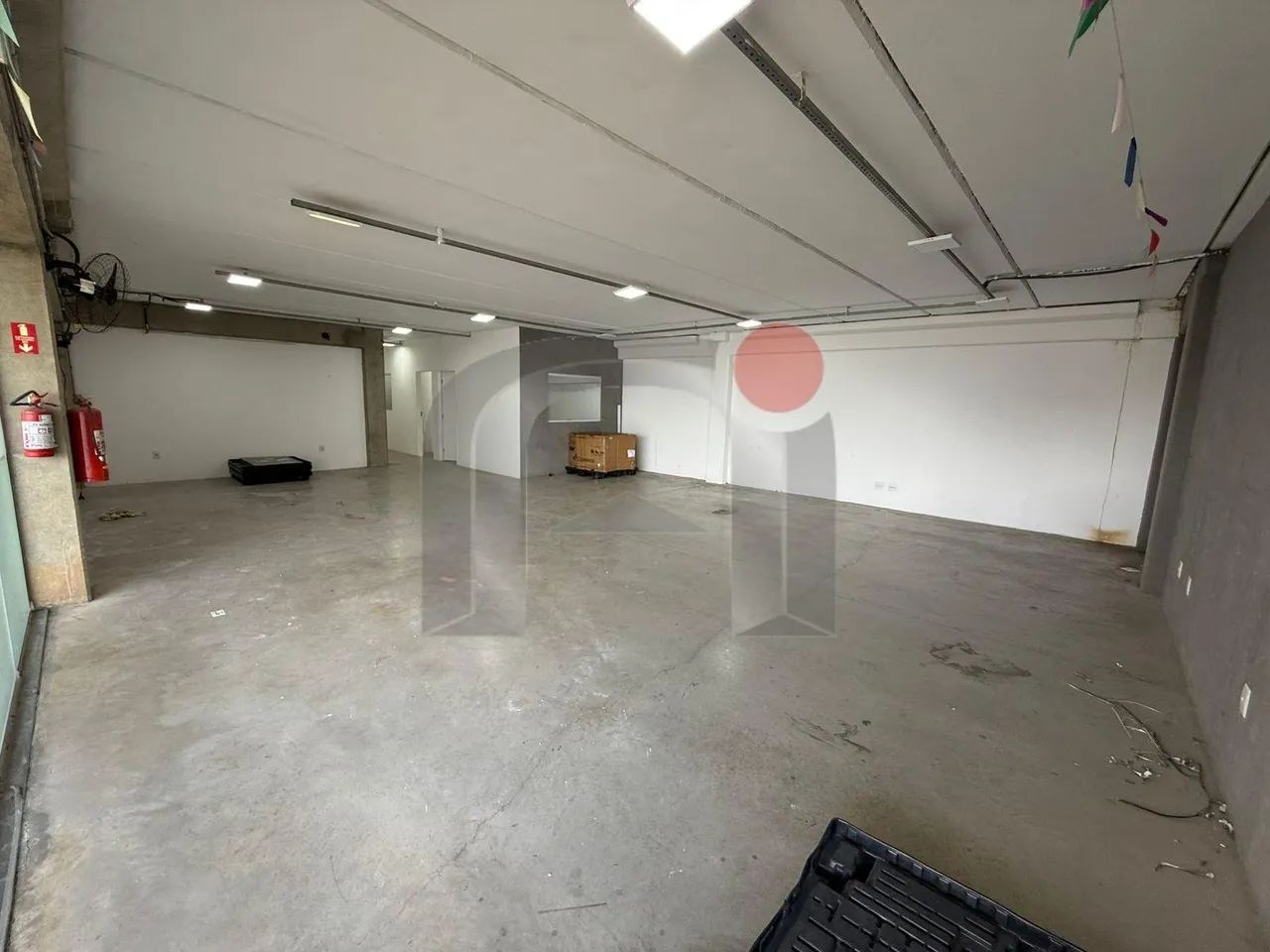 SALÃO DENTRO DE ÁREA COMERCIAL EM LOCALIZAÇÃO PRIVILEGIADA - Foto 2