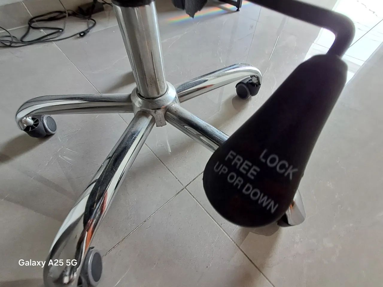 Cadeira giratória com mesa e gaveteiro - Foto 2