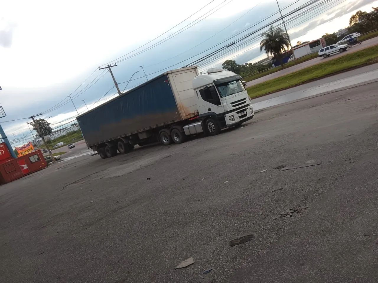 Conjunto Iveco e carreta 