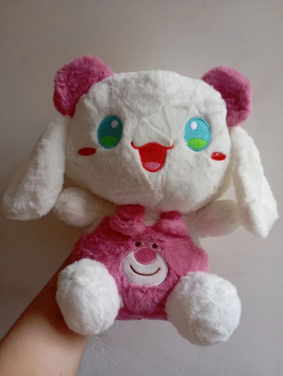 Pelúcia Cinnamoroll vestida de Lotso