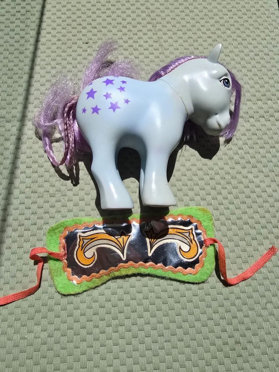 Meu querido poney antigo com dois acessórios 