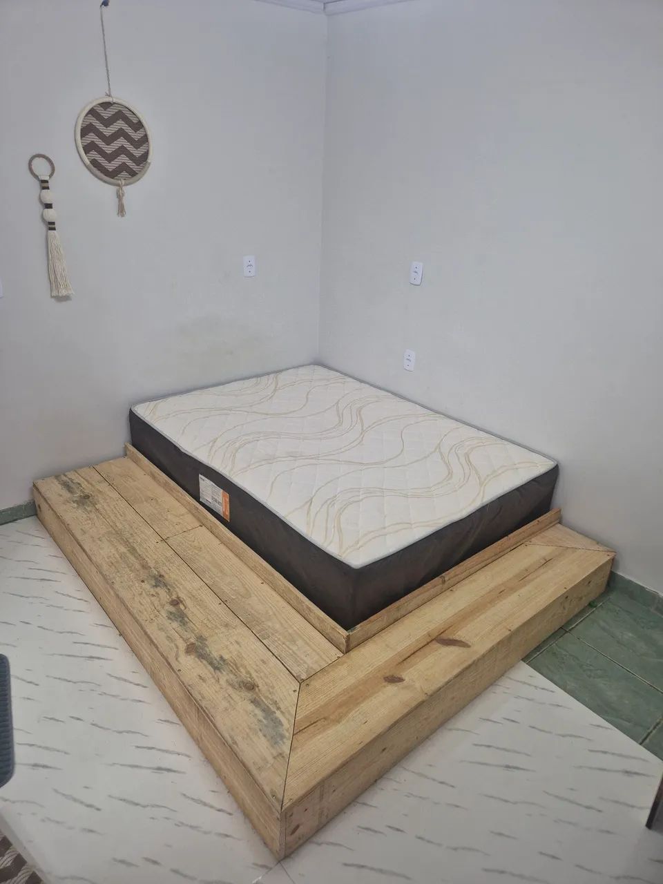 Cama em l com colchão  Queen de 31 centímetros 
