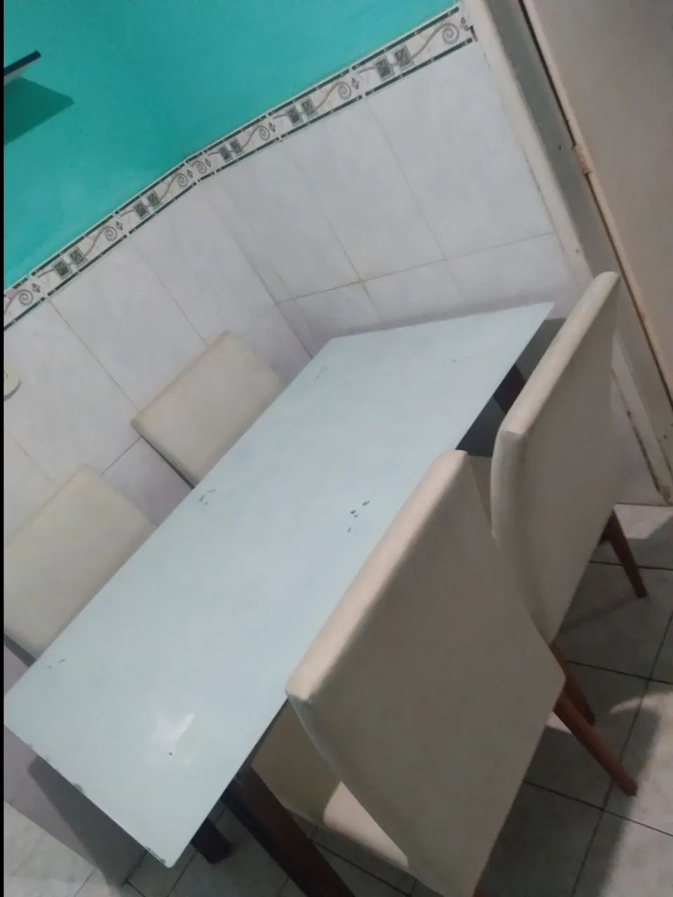 Vendo mesa c/ 6 cadeiras ! Vale a pena conferir.