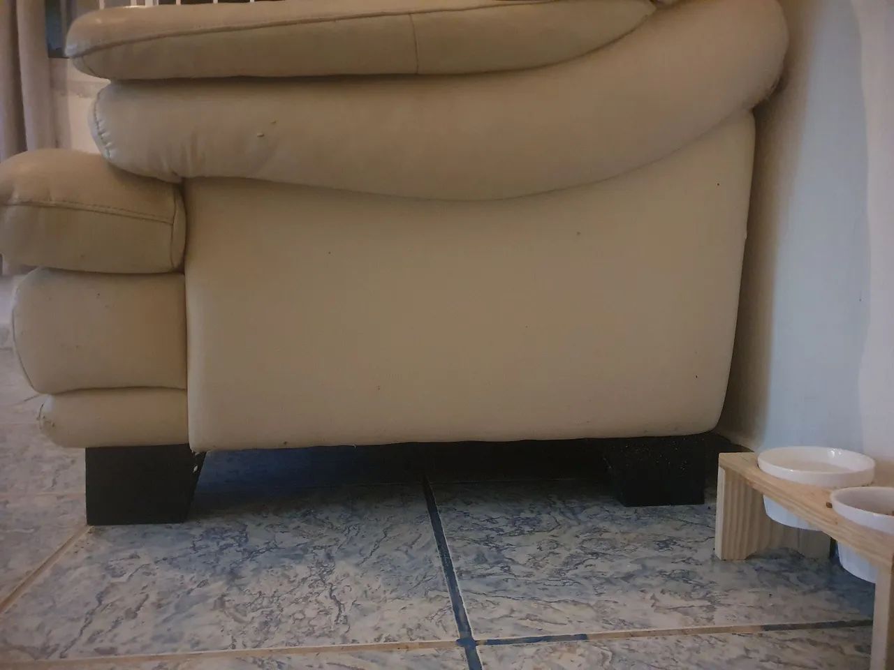 Sofá de couro legítimo.  (cor: bege) 1,70cm largura - Foto 3