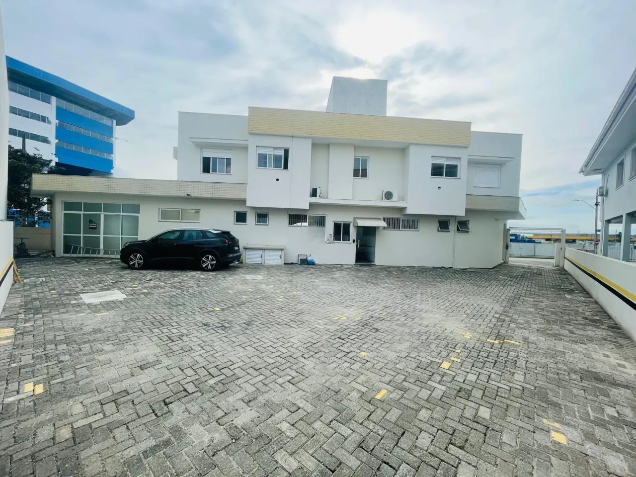 Oportunidade! Prédio com 2 apartamentos e 5 lojas comerciais, em Carianos, Florianópolis - Foto 4