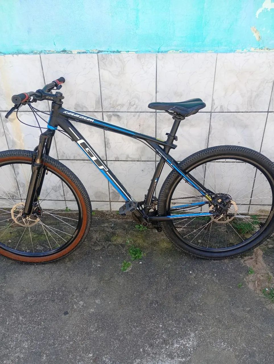 Bicicleta aro 29 alumínio GT com documento em mãos  - Foto 2