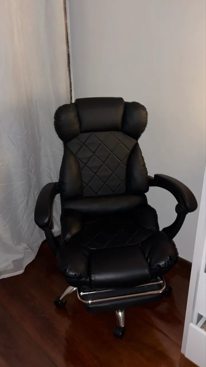 Cadeira de Escritório em Couro com apoio de pés