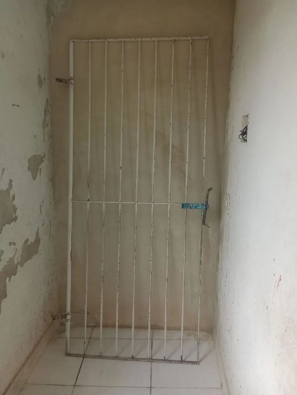 Solid iron gate467333381096755202