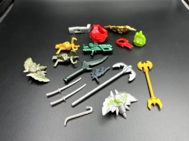 MINIATURA DE ARMINHAS E ROUPAS DE BRINQUEDO