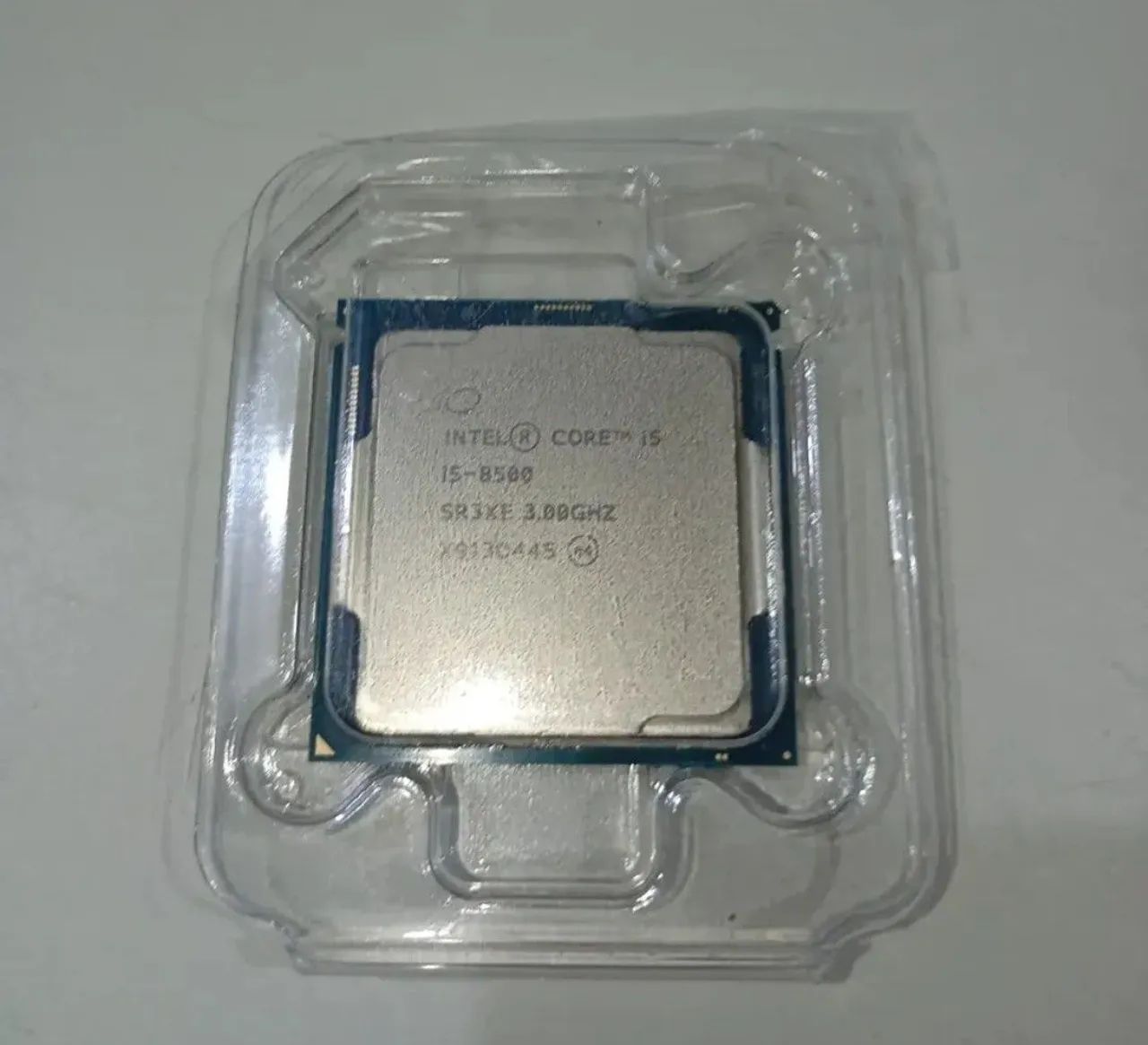 Processador core i5 8500  8° geração zero bala funcionando perfeitamente. 