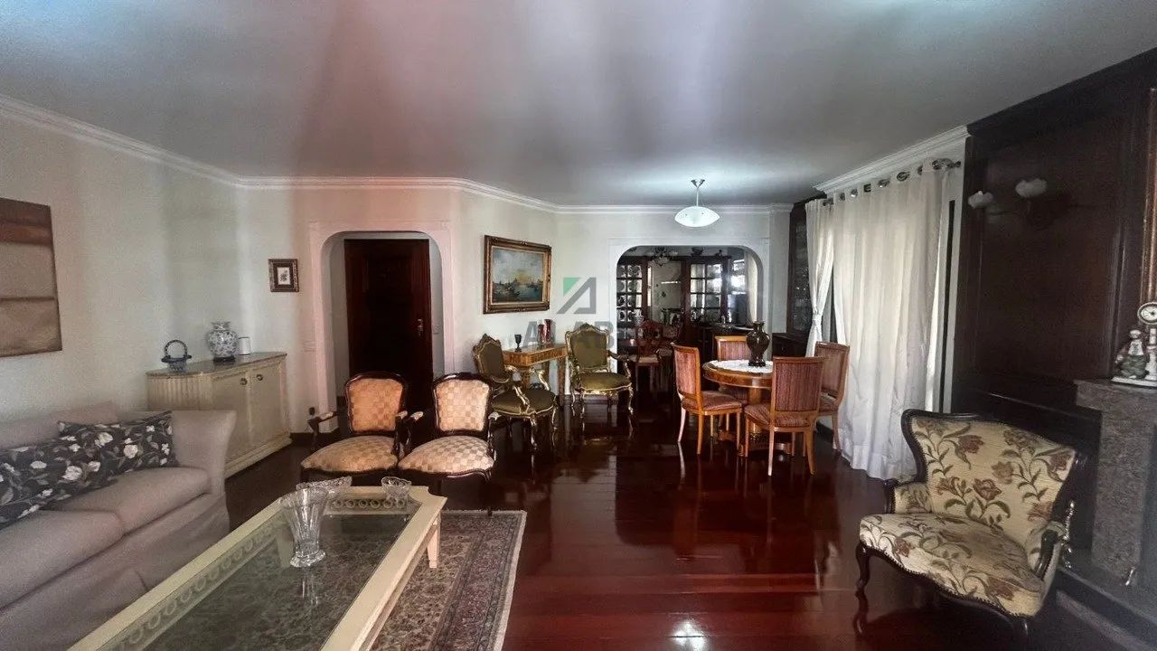 Apartamento de 200m 2 no Coração de Moema Pássaros com 4 Dormitórios, sendo 2 Suítes .