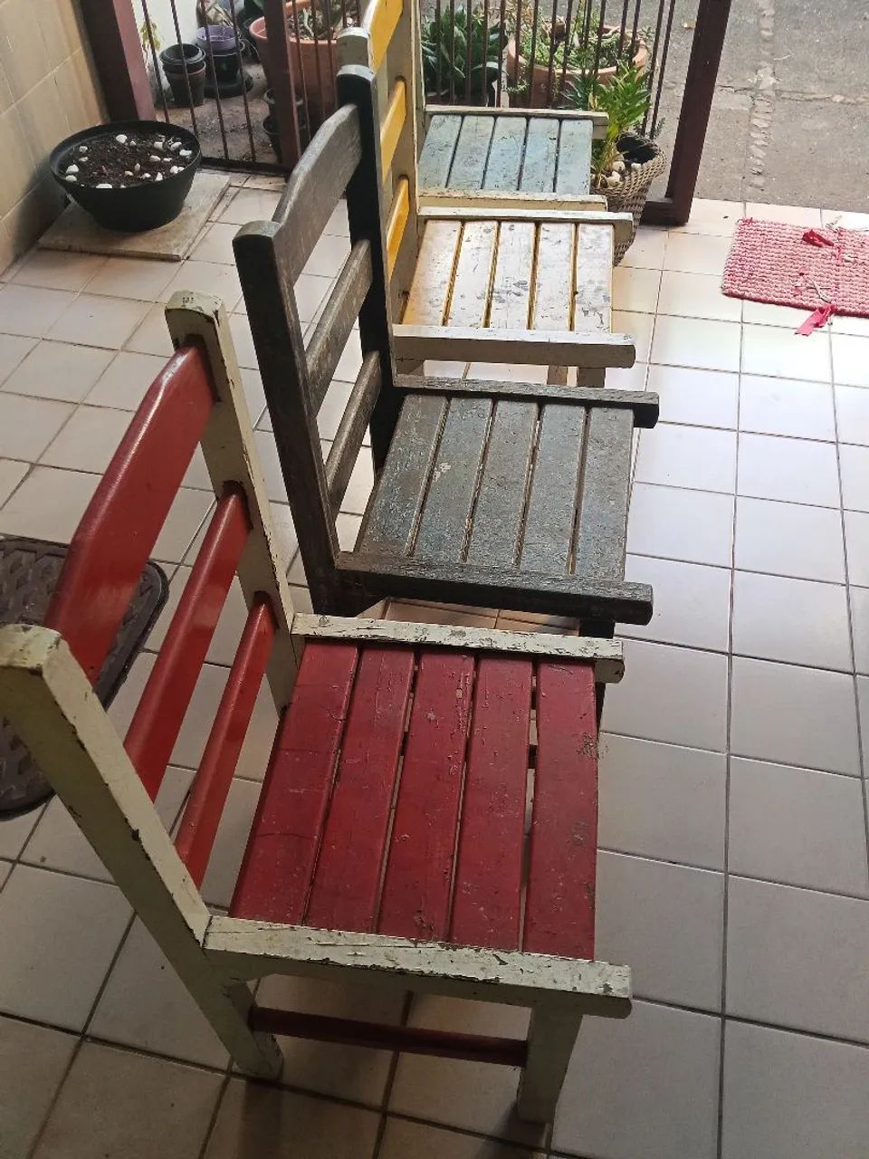 Vendo 4 cadeiras de madeira - Foto 2