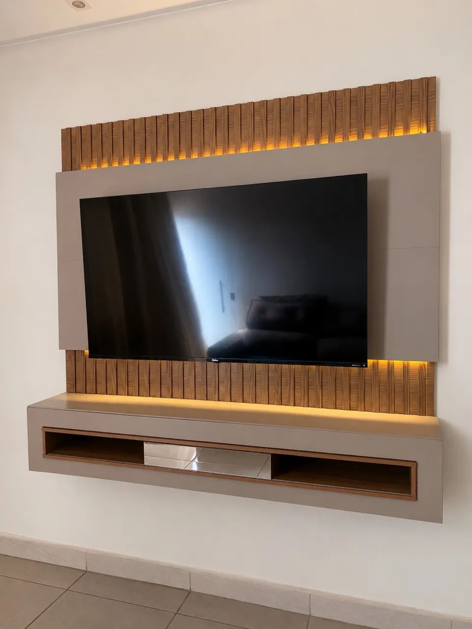 PAINEL DE TV COM LED 