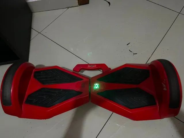 Hoverboard vermelho.