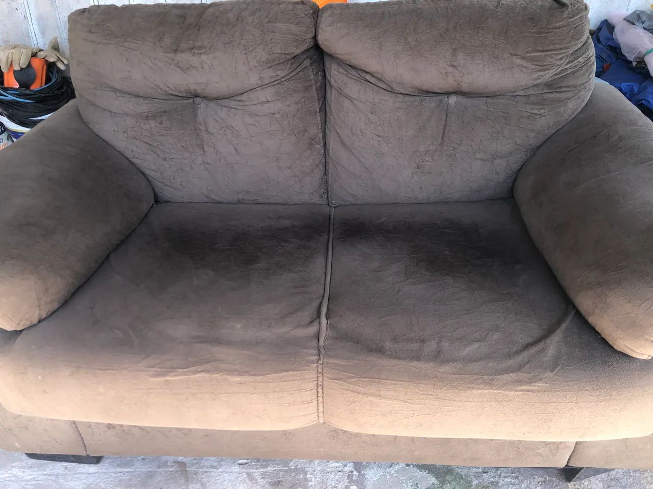 Vendo um Sofa, de dois lugares. 