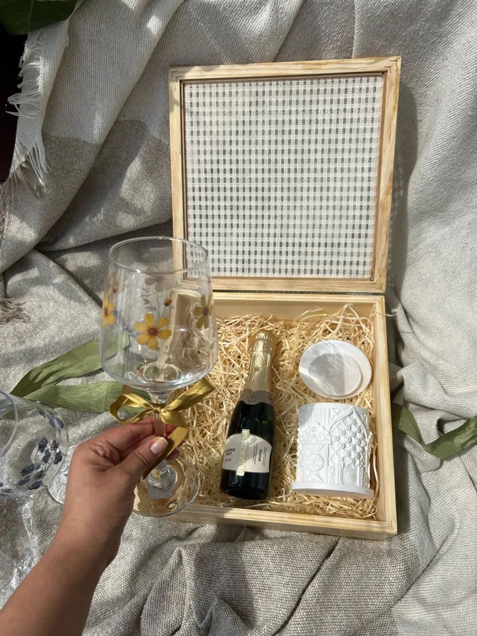 Kit presente - chandon, taça decorada e uma peça de gesso - Foto 2