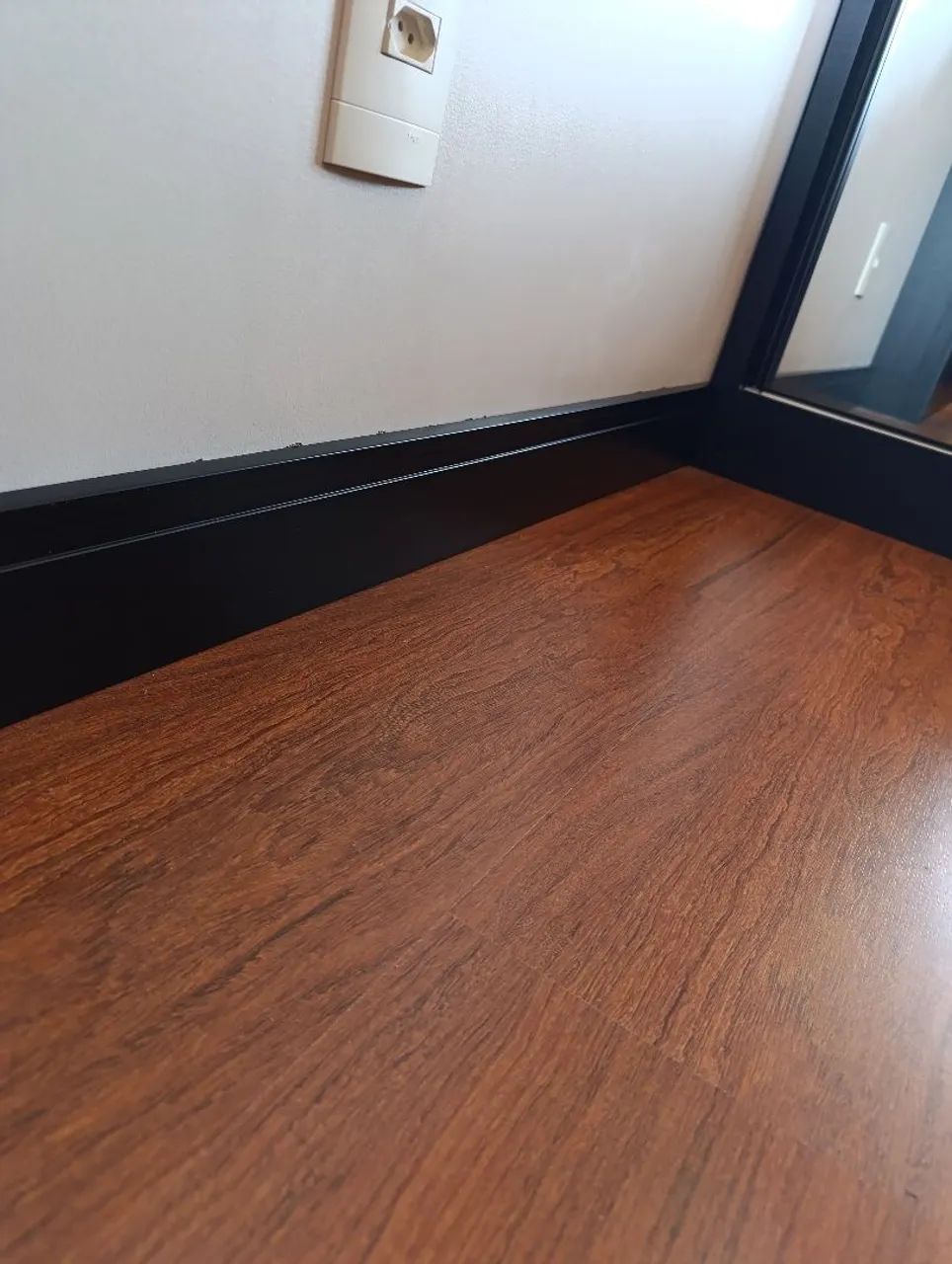 Piso laminado, piso vinílico e rodapés. - Foto 2