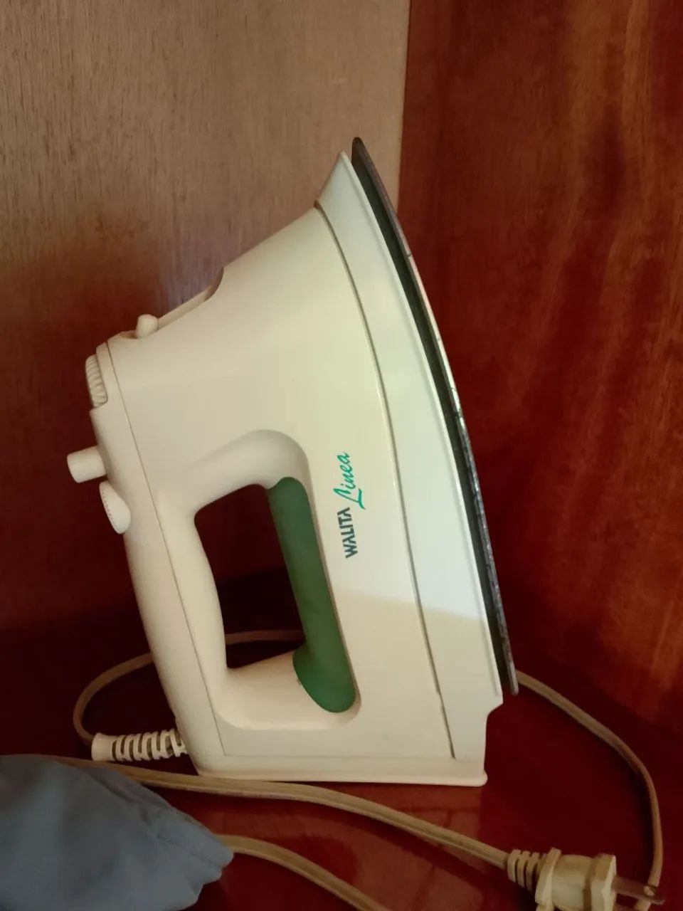 Ferro de passar roupa e tábua 