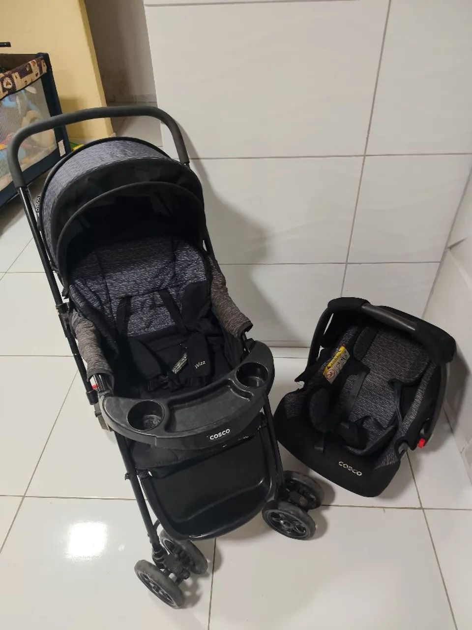 Carrinho de bebê e bebê conforto Cosco 