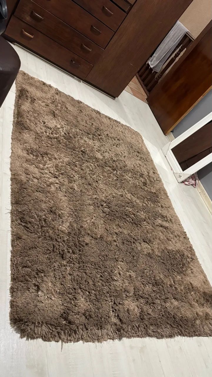 Cama, poltrona e tapete 
