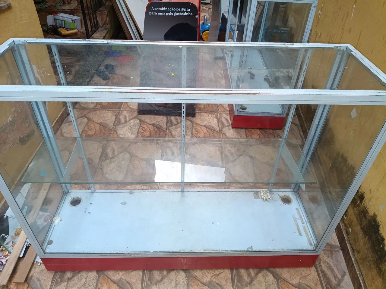 2 balcoes expositores com prateleiras de vidro BOM ESTADO  - Foto 2