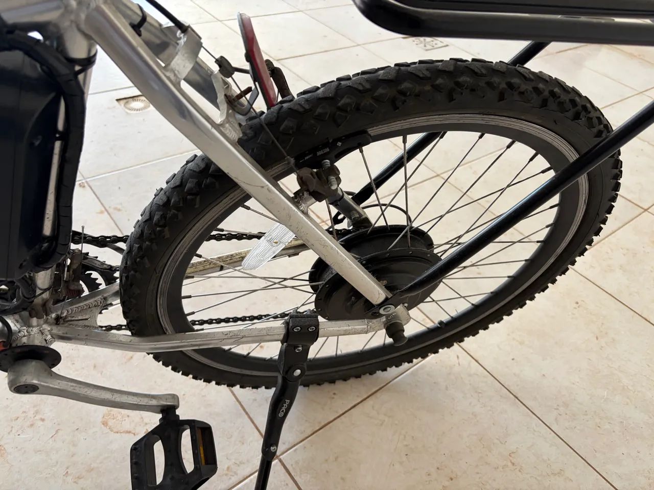 Bicicleta elétrica 350 W alumínio com 18 marchas usada - Foto 2