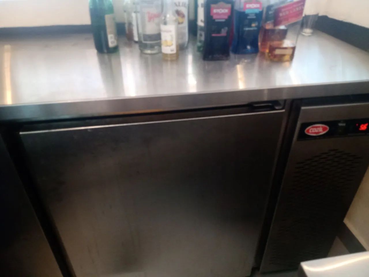 Balcão refrigerado para barril de chop, funcionando 