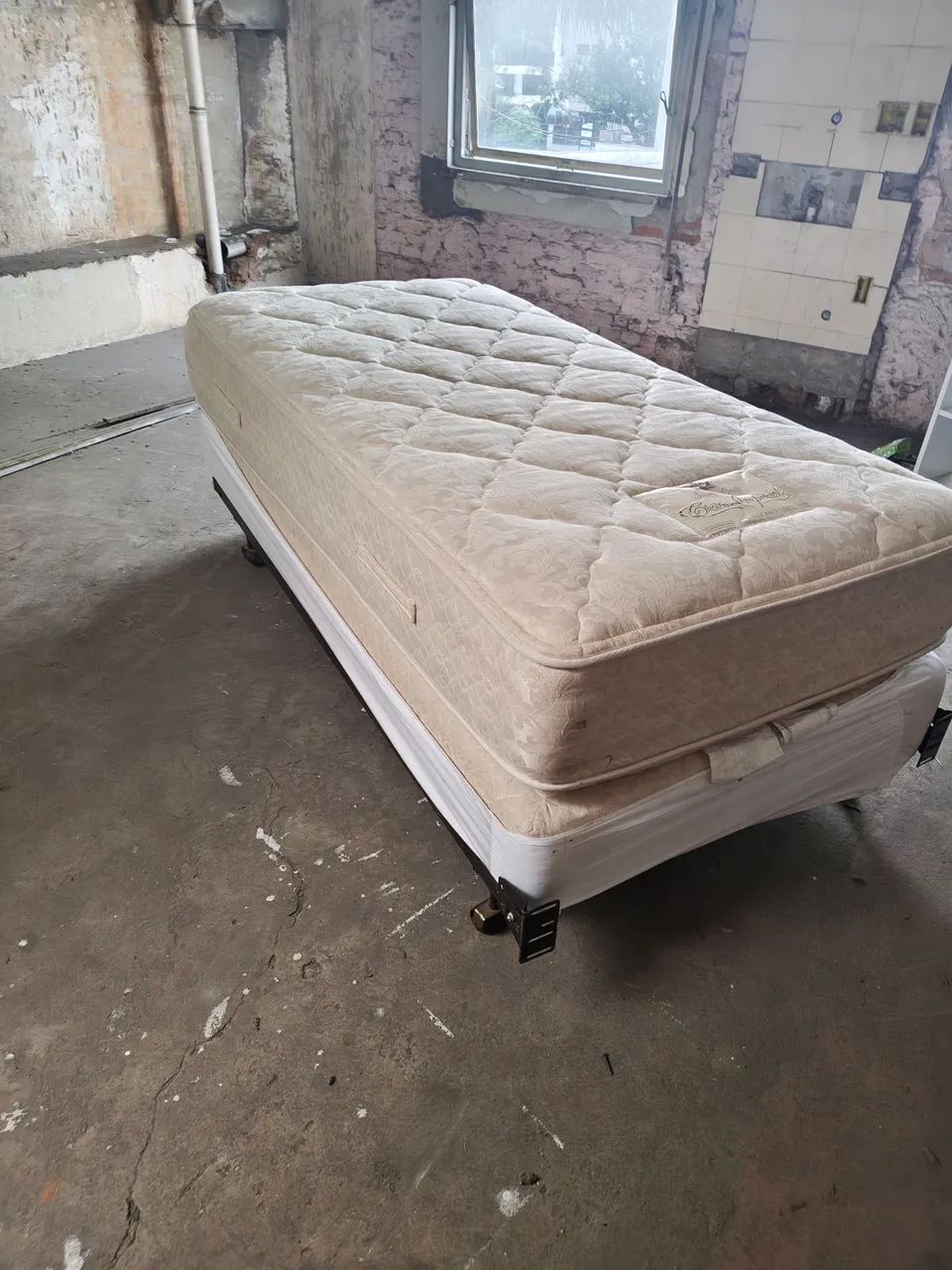 Cama solteiro base de ferro - Foto 2