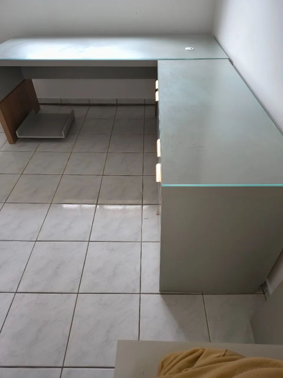 Mesa de Escritório com balcão acoplado e tampo de vidro 