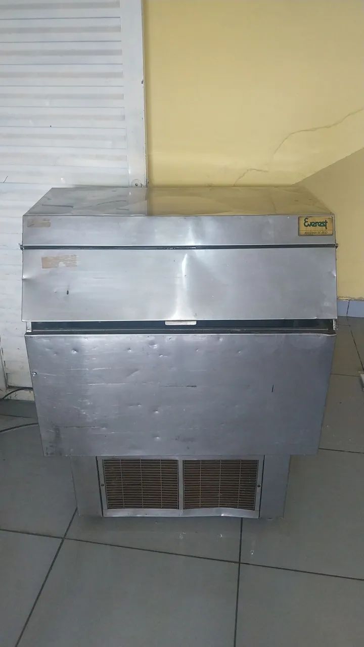 Vendo maquina de fazer gelo com defeito nao sei qual e o defeito por isso esta barata