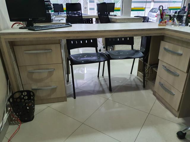 Mesa Planejada de Escritório na Cor Bege com 02 Lugares - Foto 5