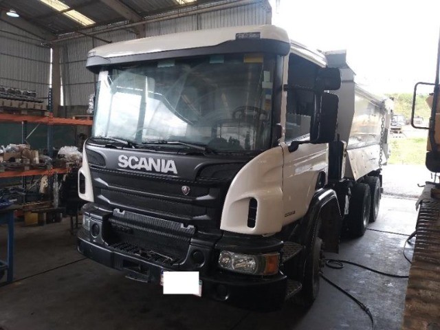 Caminhão Scania P 360 B6X4 CS 2015/2016