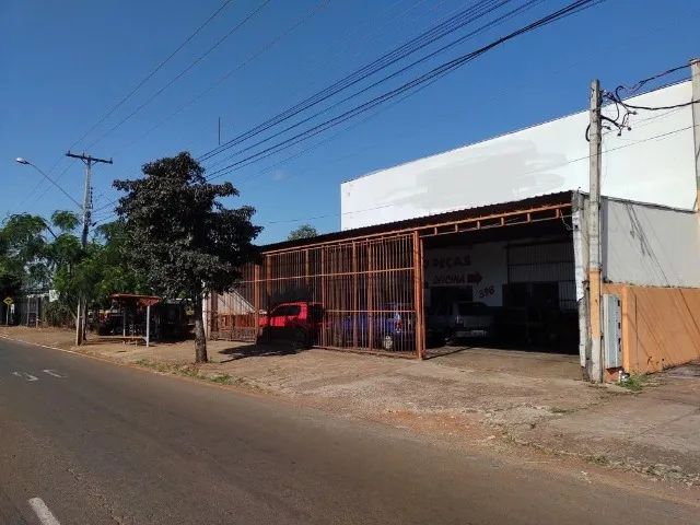Barracão comercial com 622,62 m2 na via marginal da Rodovia Celso Garcia Cid (PR 445).